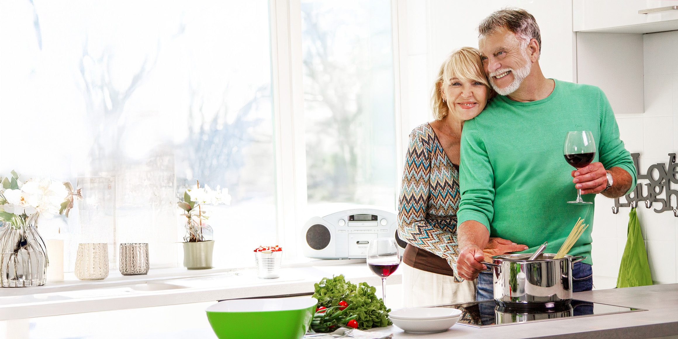 Bestager-, Classic-, Senior-, 50+ Model Michael Diehl Fotomodell aus Esslingen bei Stuttgart Lifestyle Paar in Küche Spaghetti kochen