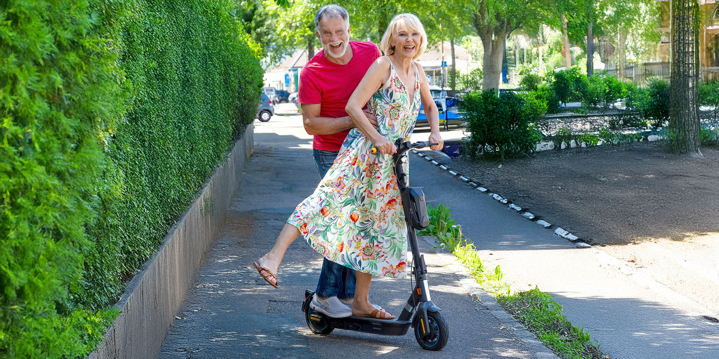 Bestager-, Classic-, Senior-, 50+ Model Michael Diehl Fotomodell aus Esslingen bei Stuttgart Lifestyle Paar Fun auf scooter