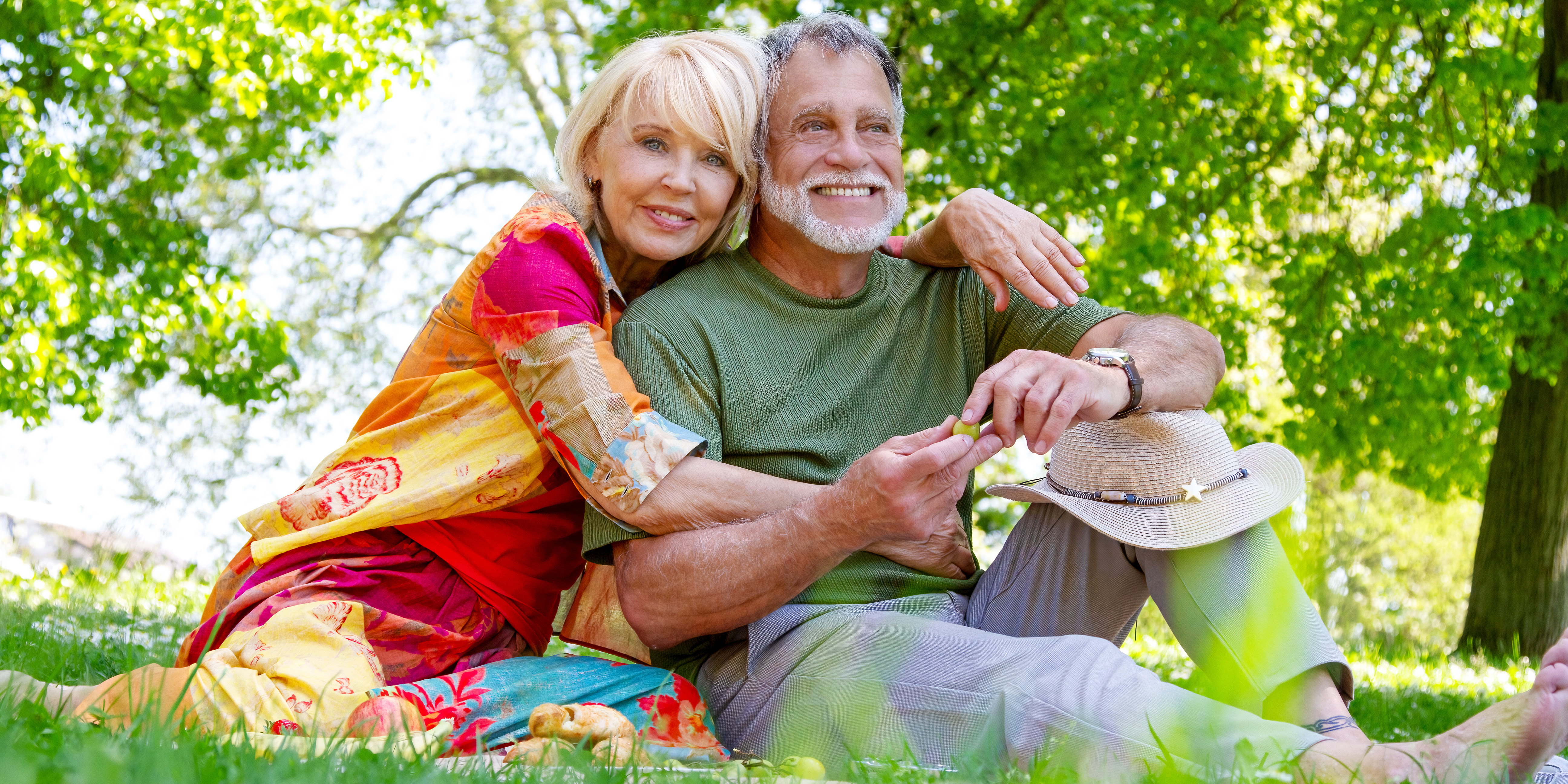 Bestager-, Classic-, Senior-, 50+ Model Michael Diehl Fotomodell aus Esslingen bei Stuttgart Lifestyle Paar gemütlich sitzend im Park