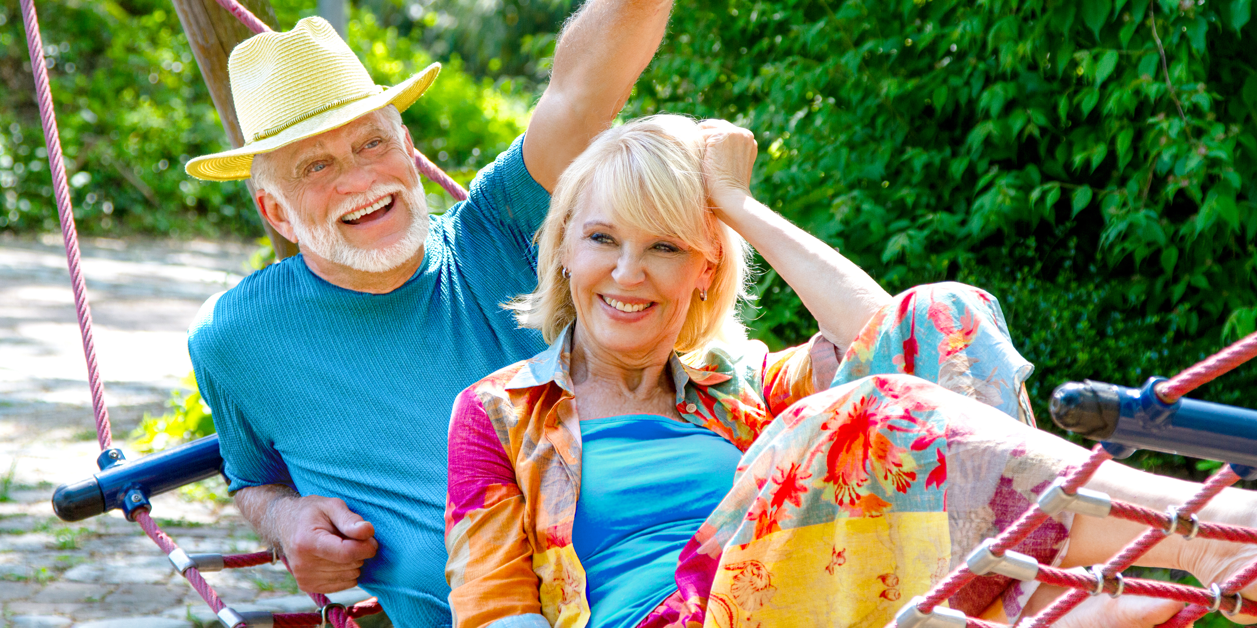 Bestager-, Classic-, Senior-, 50+ Model Michael Diehl Fotomodell aus Esslingen bei Stuttgart Lifestyle Paar auf Schaukel