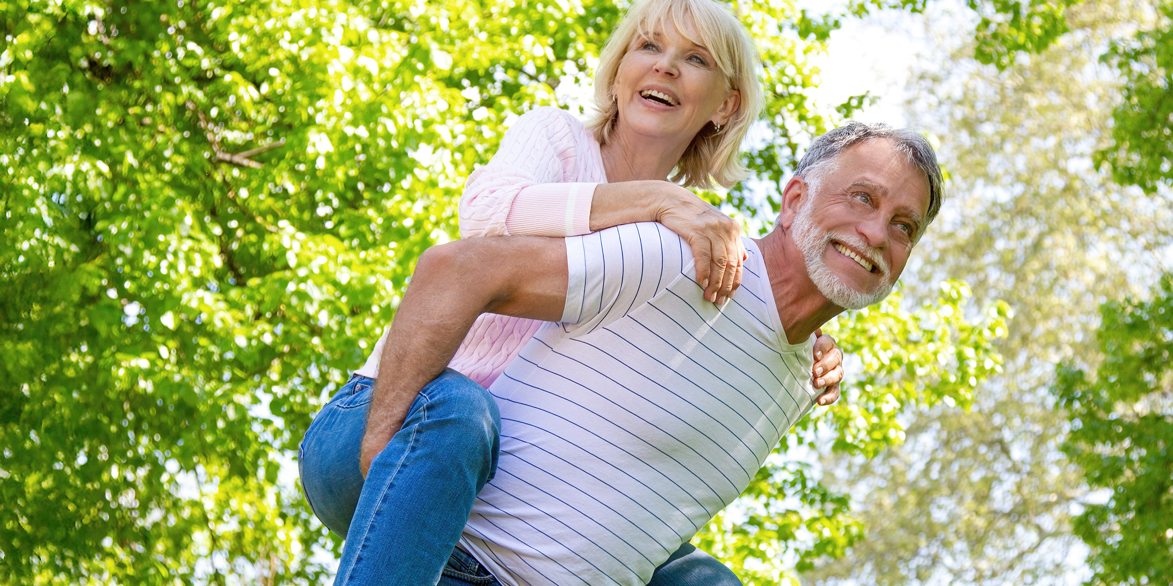 IMG_2755bwwwBestager-, Classic-, Senior-, 50+ Model Michael Diehl Fotomodell aus Esslingen bei Stuttgart Lifestyle Paar huckepack