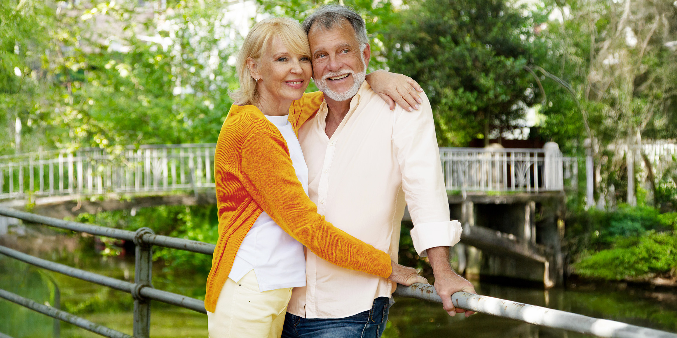 IMG_2755bwwwBestager-, Classic-, Senior-, 50+ Model Michael Diehl Fotomodell aus Esslingen bei Stuttgart Lifestyle Paar romantisch Brückengeländer