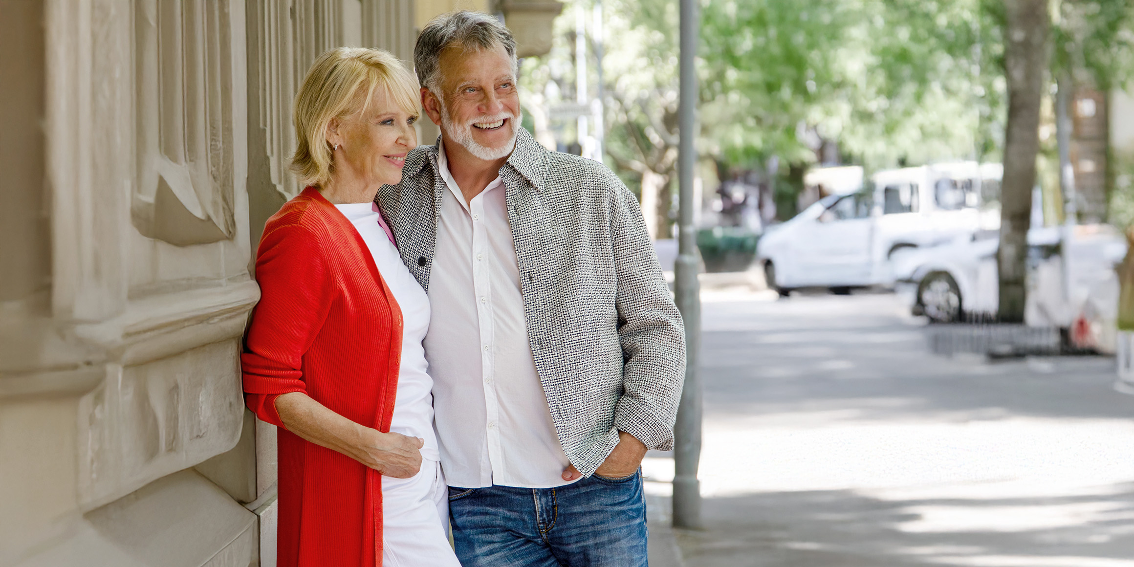 IMG_2755bwwwBestager-, Classic-, Senior-, 50+ Model Michael Diehl Fotomodell aus Esslingen bei Stuttgart Lifestyle Paar shopping pause