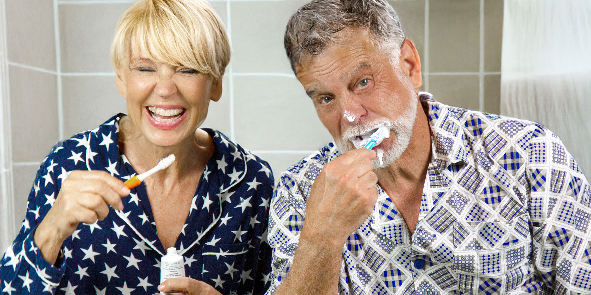 Bestager-, Classic-, Senior-, 50+ Model Michael Diehl Fotomodell aus Esslingen bei Stuttgart mit Lifestyle Paar beim Zähneputzen