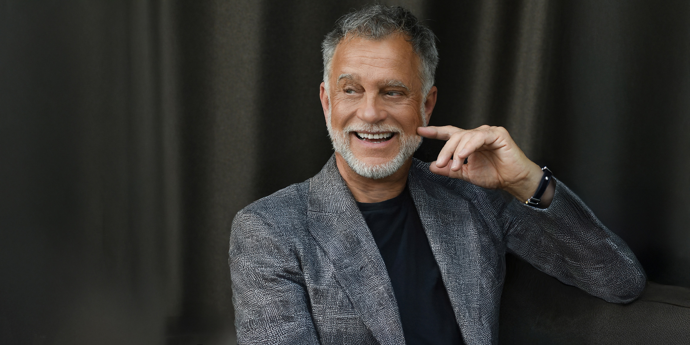 Fotomodell, Bestager-, Classic-, Senior-, 50+ Model Michael Diehl aus Esslingen bei Stuttgart mit Head Anzug Vorhang