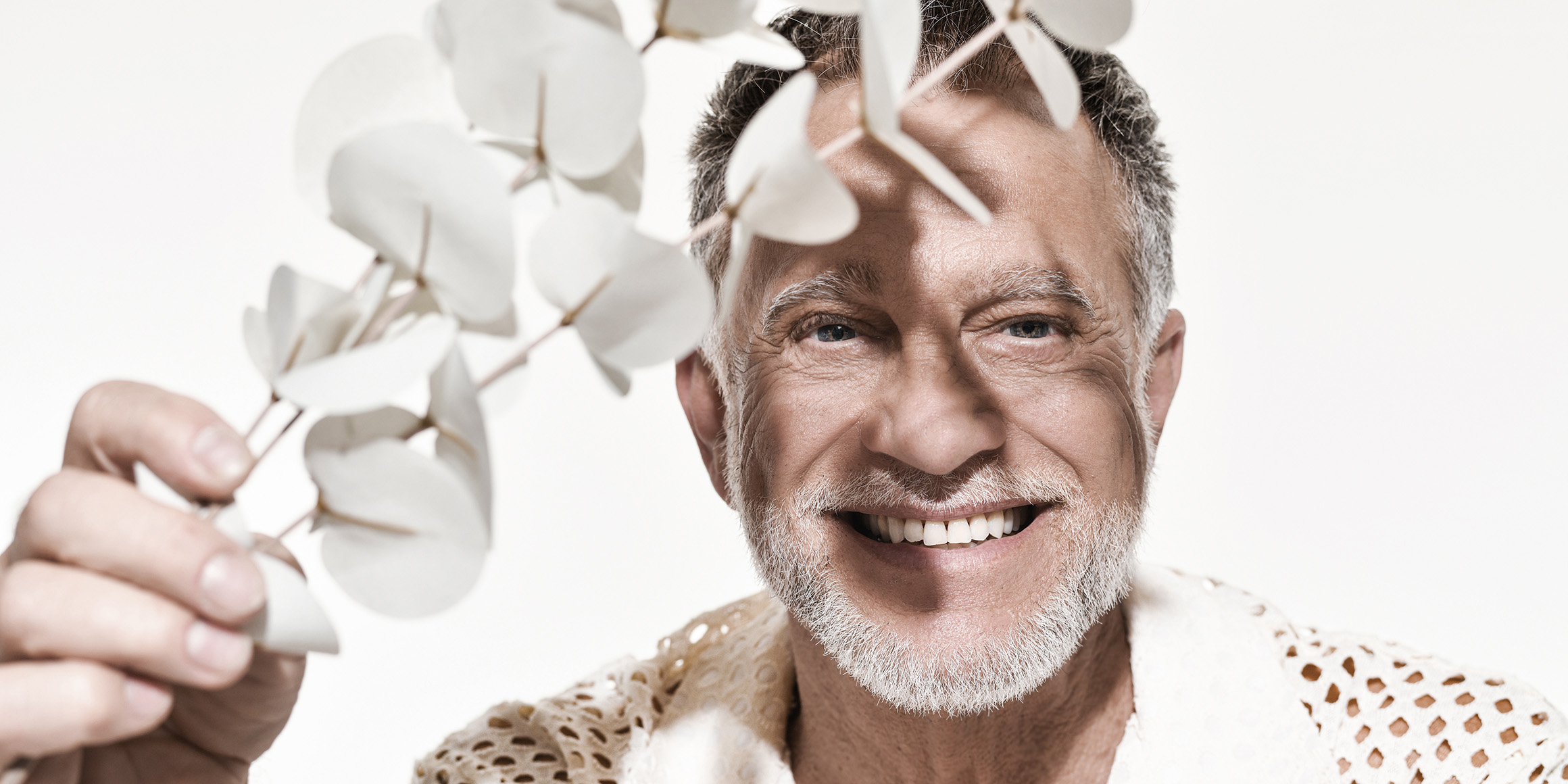 Fotomodell, Bestager-, Classic-, Senior-, 50+ Model Michael Diehl aus Esslingen bei Stuttgart mit Head weiß Blume