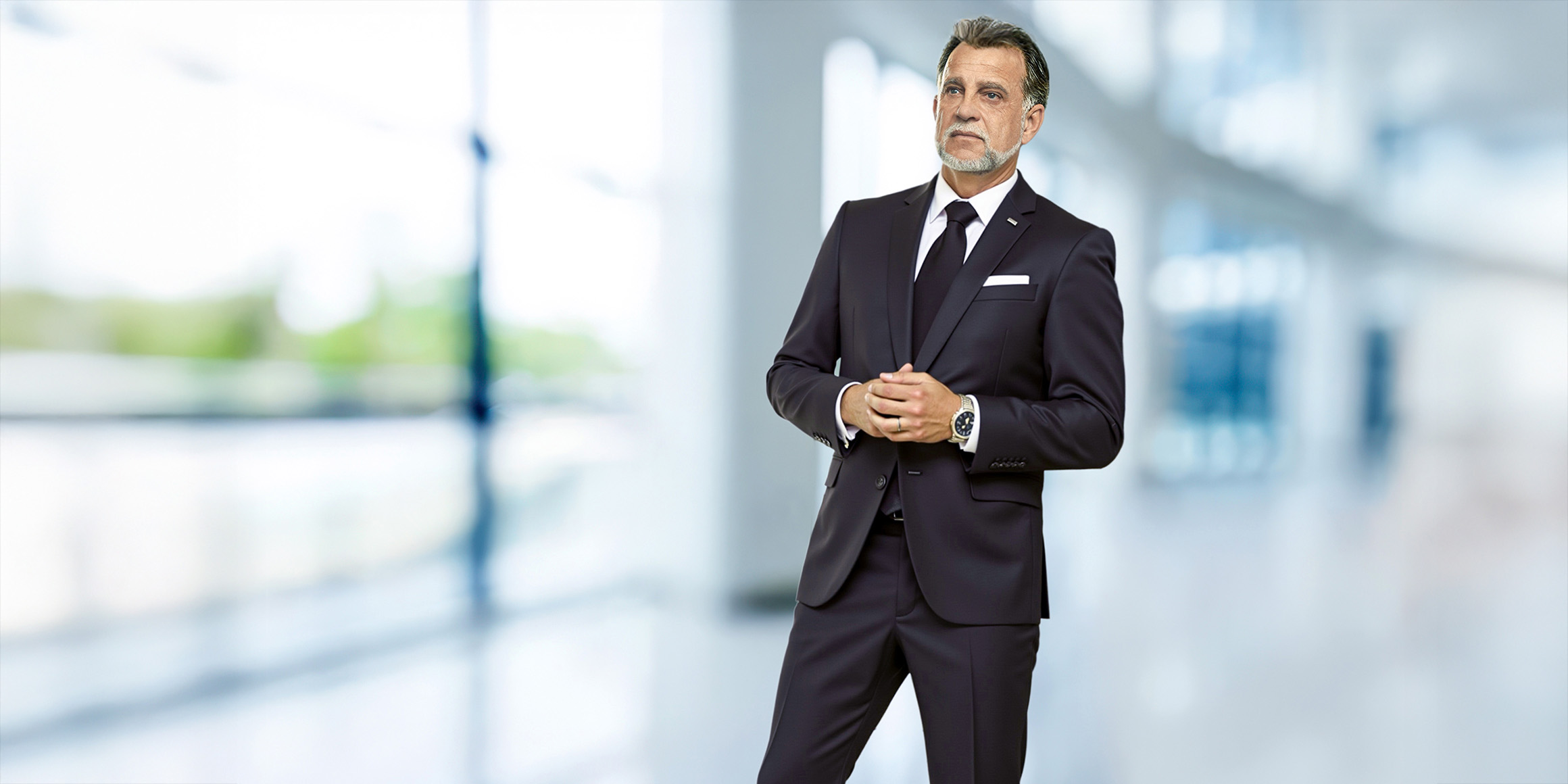 Bestager-, Classic-, Senior-, 50+ Model Michael Diehl Fotomodell aus Esslingen bei Stuttgart mit Fashion Anzug Lobby